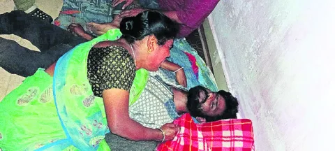 కుటుంబానికి సాయంగా లేనని.. 