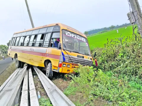 స్కూల్‌ బస్సుకు ప్రమాదం
