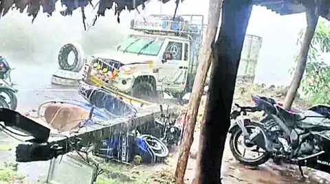 విద్యుత్‌ స్తంభాన్ని ఢీకొట్టిన బొలెరో వ్యాన్‌