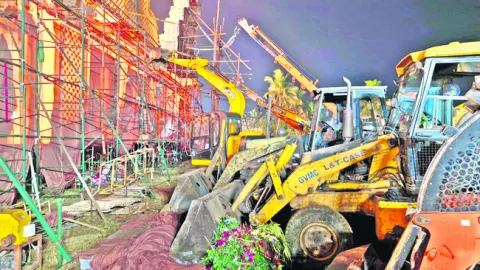 మేయర్‌ ఇంట మోకరిల్లిన జీవీఎంసీ