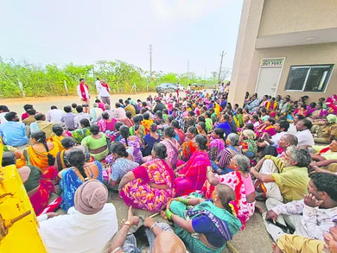 పెండింగ్‌ వేతనాలు చెల్లించండి 