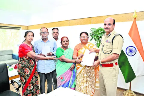 ‘అక్షర’ బాధితులకు న్యాయం చేయండి 