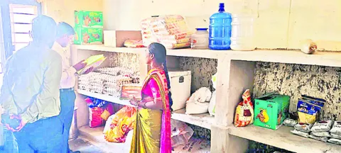 మెనూ ప్రకారం భోజనం అందించాలి