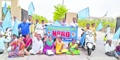 పెన్షన్లు పెంచండి 
