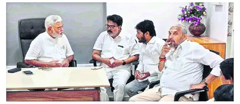 మాజీ మంత్రి అంబటి రాంబాబుకు ఎమ్మెల్సీల పరామర్శ 