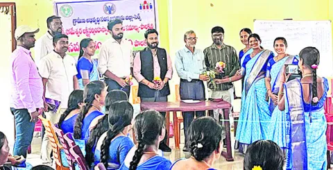 పాలకుర్తిలో కేంద్ర బృందం పర్యటన