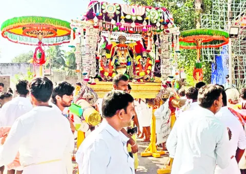 ముత్యాల పందిరిలో మురిపించిన నృసింహుడు