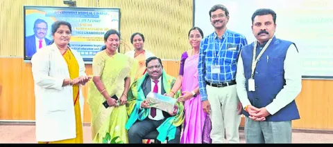 ఒత్తిడికి గురయ్యే వైద్య విద్యార్థులను గుర్తించాలి