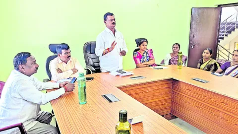 పట్టణాన్ని ఆదర్శంగా నిలపాలి