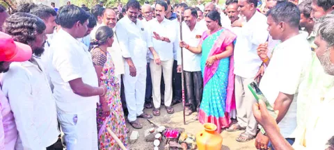 ఆర్భాటాలతో అప్పుల పాలు కావద్దు : మంత్రి 