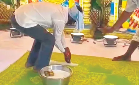 karimnagar leader wins hearts by honoring traditional work