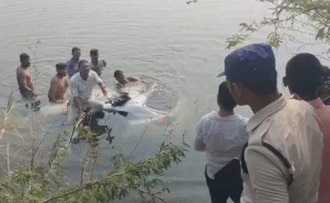 Vehicle Crashes into Station Ghanpur Reservoir