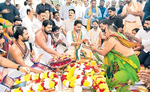 Ys Jagan Mohan Reddy Special pujas at the inauguration of the new idol