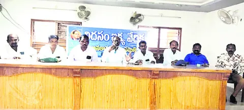 దళిత ఐపీఎస్‌లపై వేధింపులు ఆపాలి 