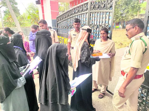 సెకండియర్‌ పరీక్షలు షురూ
