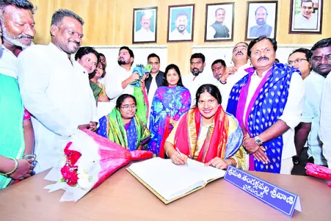 హైదరాబాద్‌ తరహాలో అభివృద్ధి చేసుకుందాం