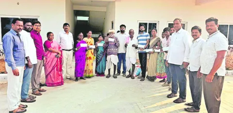 దెబ్బతిన్న పంటలకు పరిహారం అందజేత