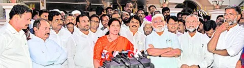 రెడ్‌బుక్‌ రాజ్యాంగం నడుస్తోంది 