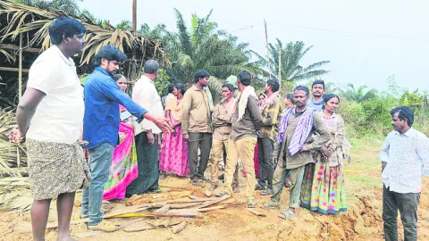 దౌర్జన్యంగా గుడిసెల పీకివేత