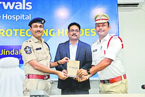 ట్రాఫిక్‌ పోలీసులకు రక్షణ కళ్లద్దాలు పంపిణీ 