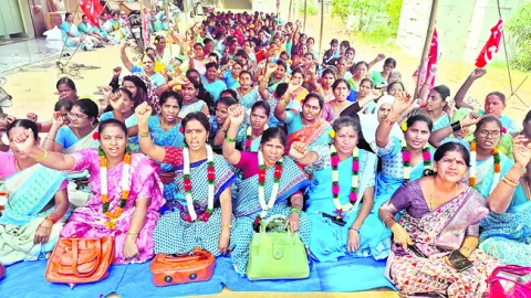 వేతనాలు పెంచే వరకు పోరాటం కొనసాగిస్తాం