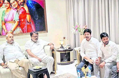 మాజీ మంత్రి జోగి రమేష్‌కు ఎమ్మెల్సీల పరామర్శ