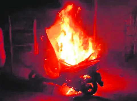 షార్ట్‌ సర్క్యూట్‌తో స్కూటీ దగ్ధం 