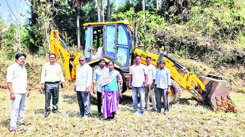 తూటిపాలలో ఇసుక తవ్వకాల అడ్డగింత 