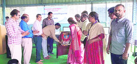 విద్యార్థులు లక్ష్యంతో   ముందుకెళ్లాలి
