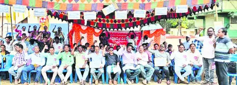 టీచర్ల సమస్యలు పరిష్కరించాలి