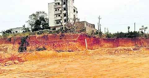 పలాసలో ఆగని గ్రావెల్‌ దందా 