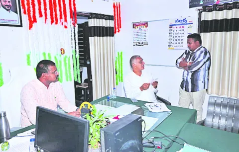 దరఖాస్తులను సత్వరం పరిష్కరించండి 