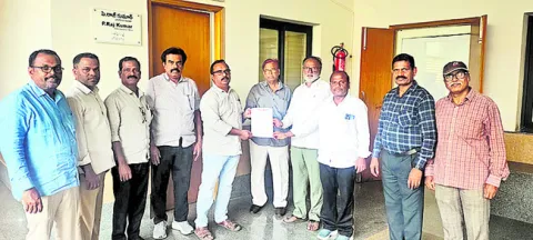 పండిట్‌, పీఈటీ పోస్టులను అప్‌గ్రేడ్‌ చేయాలి