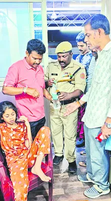 రైలు నుంచి పడిపోయిన బాలిక 