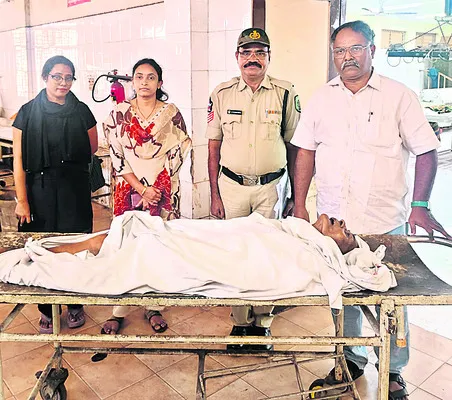 ఏఎంసీకి వృద్ధురాలి పార్థివదేహం అప్పగింత