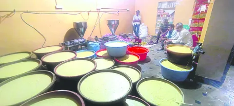 కల్తీ అల్లం వెల్లుల్లి పేస్ట్‌ తయారీ ముఠా గుట్టురట్టు