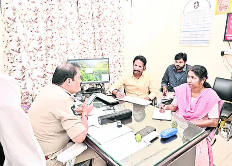 ఎస్పీ సంపర్క్‌కు 10 మంది పోలీసులు వినతి 