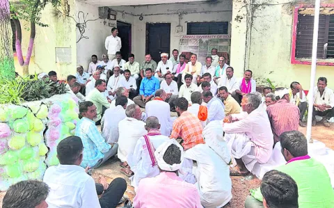 అటవీశాఖ కార్యాలయం ఎదుట ఆందోళన