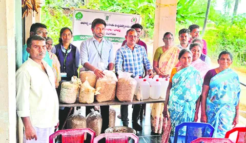 రైతులకు పుట్టగొడుగుల సాగుపై శిక్షణ 