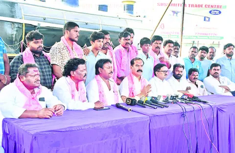 కోచ్‌ ఫ్యాక్టరీలో ఉద్యోగాలివ్వాలి