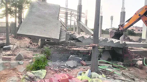 అక్రమంగా నిర్మిస్తున్న ఇంటి కూల్చివేత 