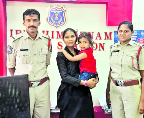 దారి తప్పిన చిన్నారి.. అరగంటలో తల్లి ఒడికి 