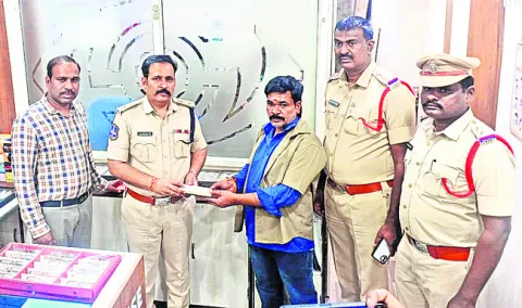 పోలీసుల ఆధ్వర్యంలో ఆటో డ్రైవర్లకు కంటిపరీక్షలు