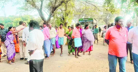 పోలీస్‌ స్టేషన్‌ ఎదుట ధర్నా 