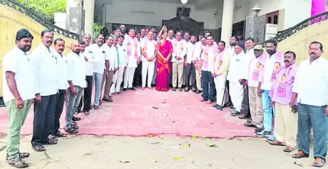 ఆదరణ కోల్పోతున్న జాతీయ పార్టీలు 