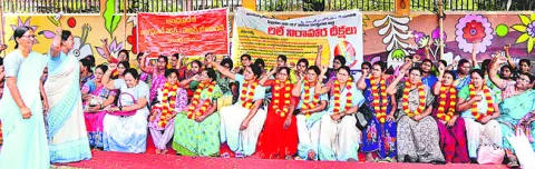 అంగన్‌వాడీలను చిన్నచూపు చూస్తున్నారు 