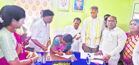 సీఎం ఫొటో మరిచిన అధికారులు