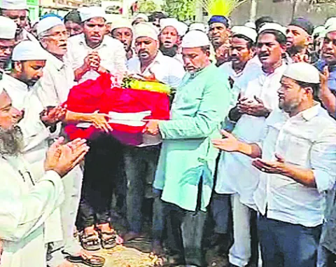 ముగిసిన ఆయేషా మీరా అవశేషాల అంత్యక్రియలు 