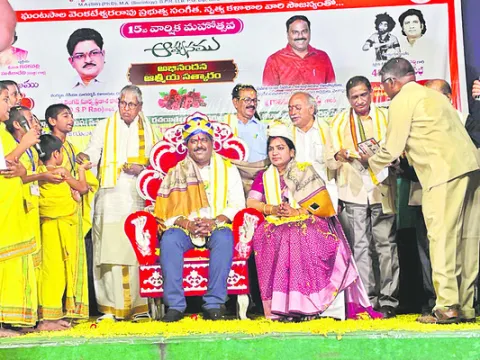కళాకారులను ప్రోత్సహించాలి 