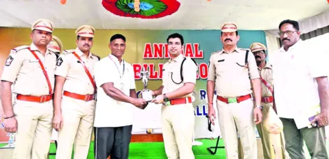 బాడీబిల్డింగ్‌లో కానిస్టేబుల్‌ సత్తా.. ఎస్పీ అభినందన 